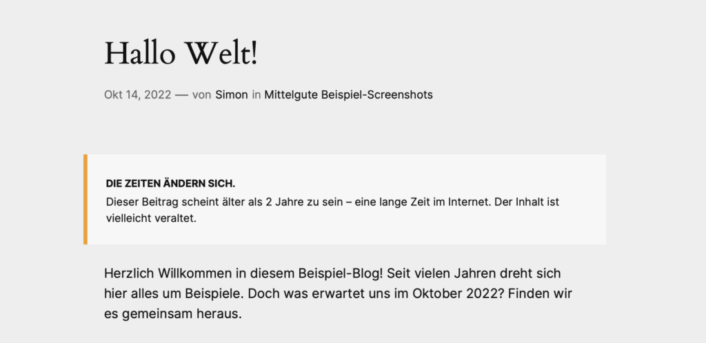 Screenshot eines Hallo-Welt-Blogbeitrags. Unterhalb des Titels und über dem eigentlichen Inhalt wird  eine Box angezeigt, die mit "Die Zeiten ändern sich" überschrieben ist und darauf hinweist, dass der Beispiel-Beitrag älter als 2 Jahre zu sein scheint.